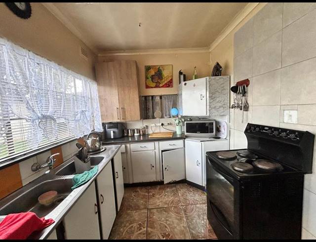 3 BEDROOM HOUSE FOR SALE IN DERSLEY